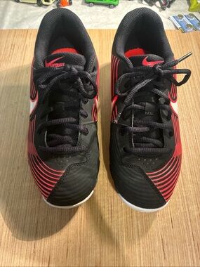 Nike Kids Black and Red Sport Sneakers baseball softball size 3.5y